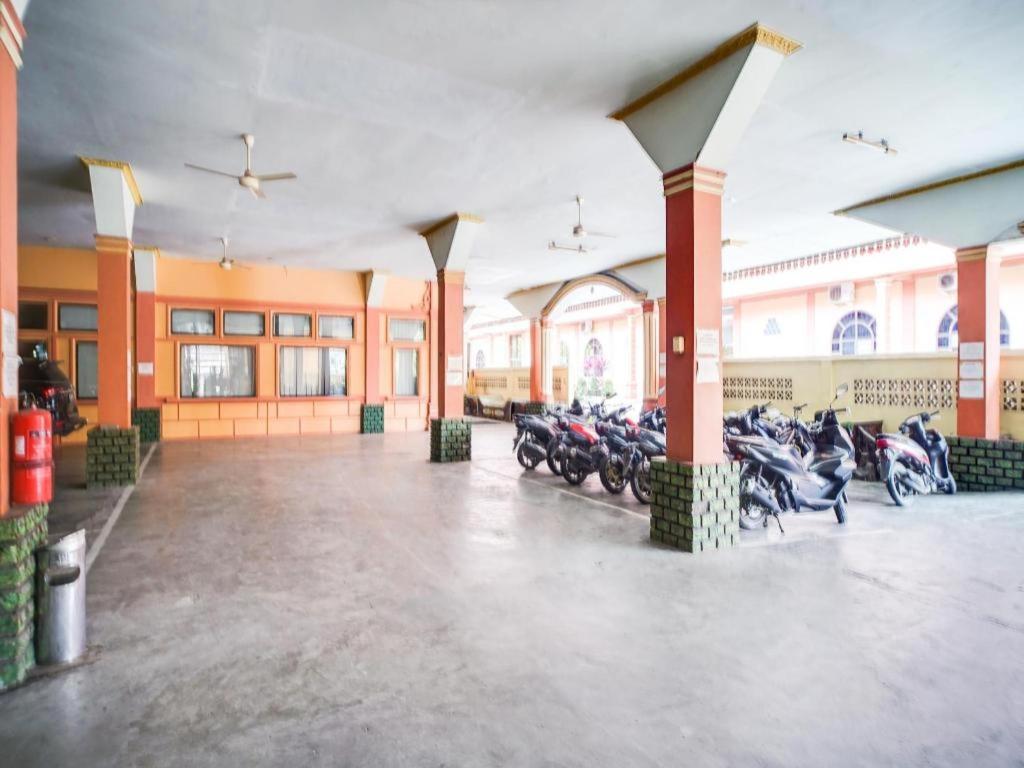 Oyo 1140 Hotel Tresya Tanjung Balai Tanjungbalai Exteriör bild