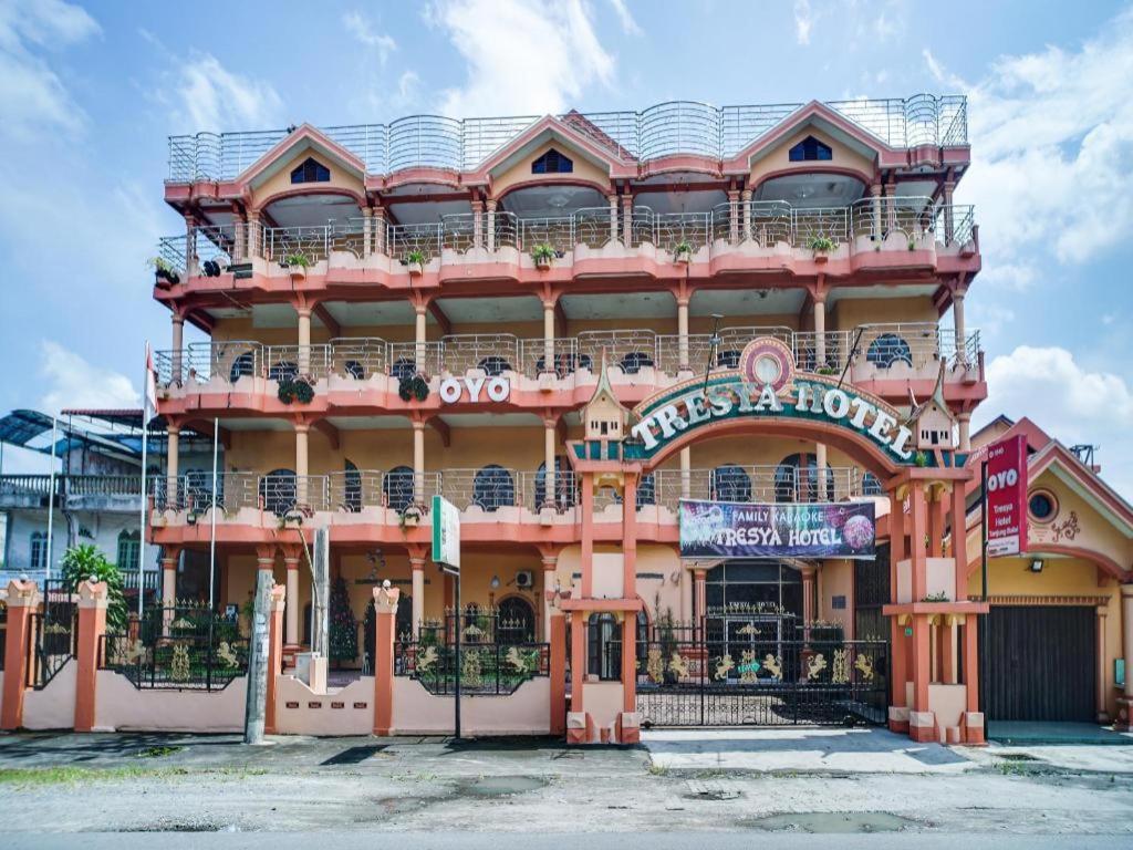 Oyo 1140 Hotel Tresya Tanjung Balai Tanjungbalai Exteriör bild