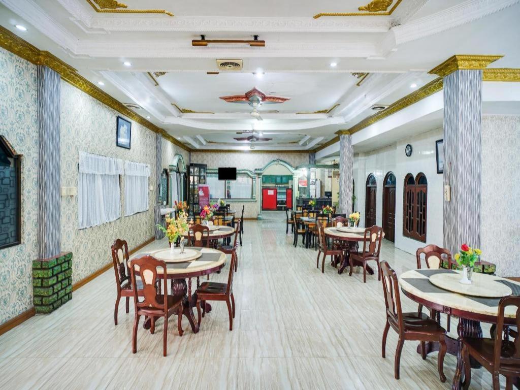 Oyo 1140 Hotel Tresya Tanjung Balai Tanjungbalai Exteriör bild